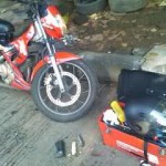 Busi Jeboool,… terpaksa daaagh buka bengkel pinggir djalaaan …!!!