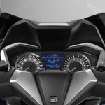 Perbedaan banderol Rp. 12 jetian,… Honda Forza 250 unggul pada electrically adjustable windscreen… konsumen pilih mana …???