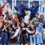 Seorang datin diduga menjerumuskan anak-anak sekolah studi budaya ke Jakarta,… untung ada warga Malaysia yang waras di Jakarta menolongnya, penaaat betuuul …???